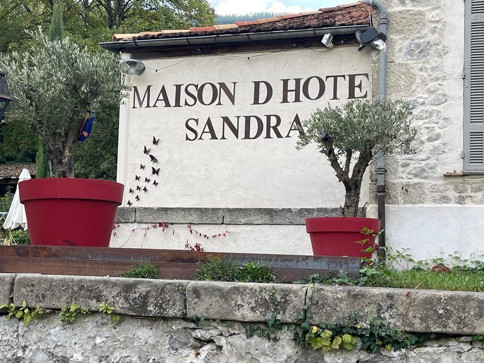 CHAMBRE D'HOTES SANDRA Bed and Breakfast in Provence-Alpes-Côte d'Azur
