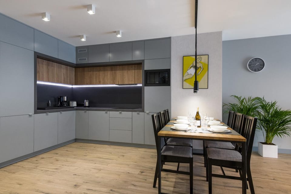 Kitchen or kitchenette, Dining area