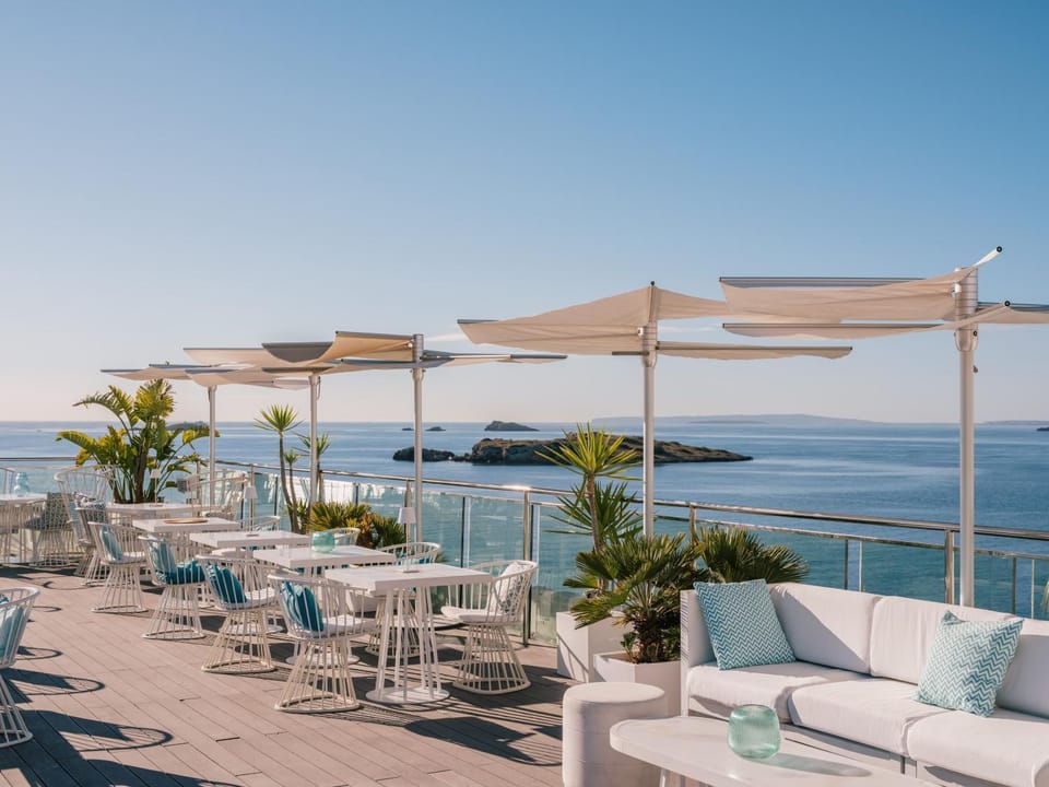 Restaurant/places to eat, View (from property/room), Balcony/Terrace, Dining area, Sea view