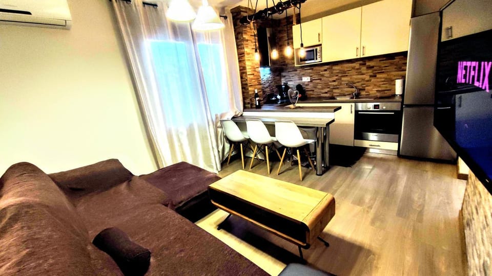Coffee/tea facilities, Kitchen or kitchenette, Living room