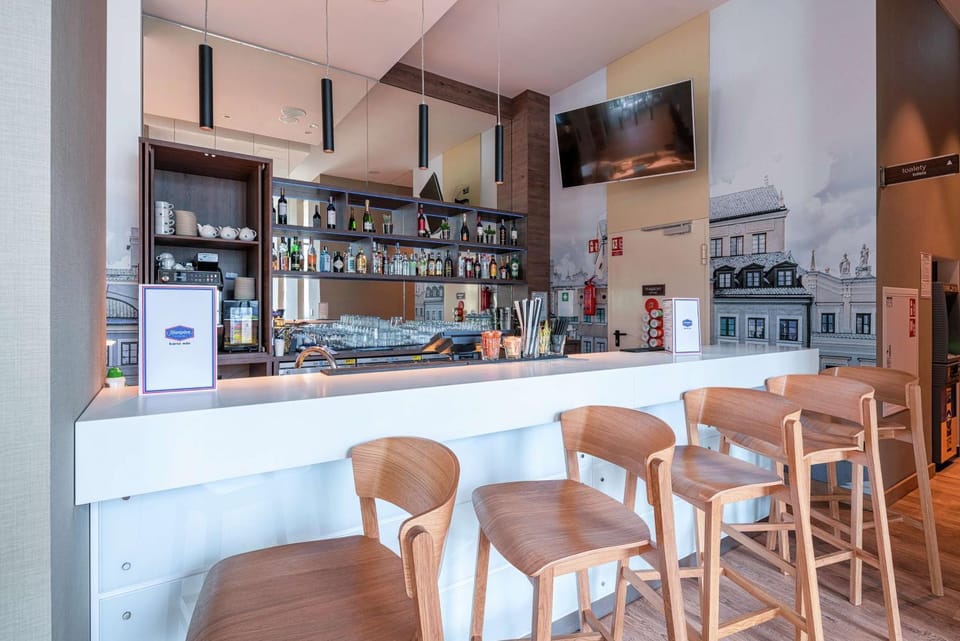 Restaurant/places to eat, TV and multimedia, Lobby or reception, Lounge or bar, Food and drinks, Drinks