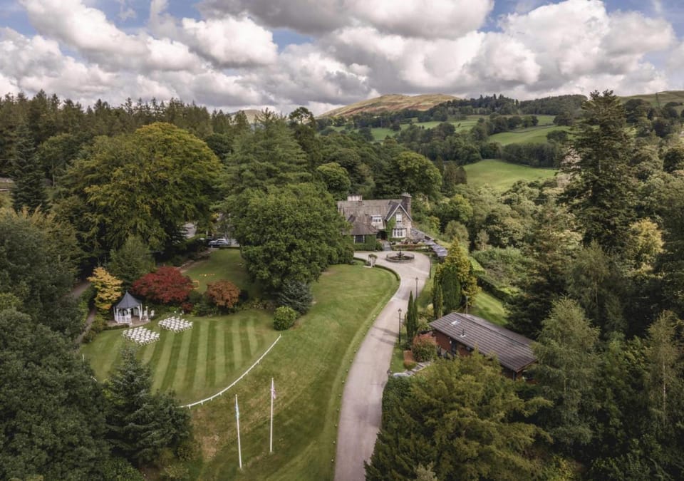 Property building, Natural landscape, Bird's eye view, Garden, Garden view, Mountain view