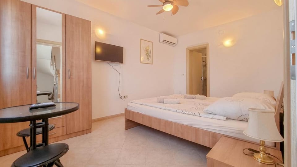 Bedroom, wardrobe