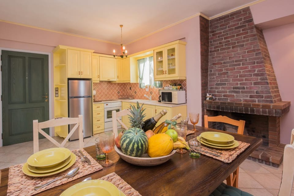Kitchen or kitchenette, Food and drinks, Seating area, Dining area, Food, minibar, pet friendly, stove