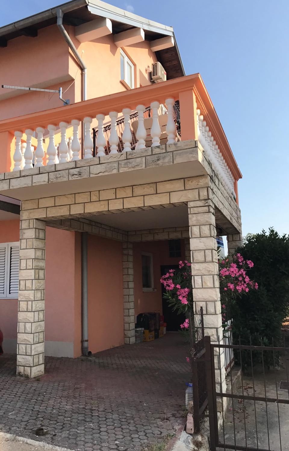 Facade/entrance