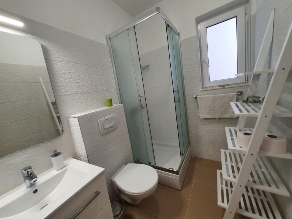Shower, Toilet