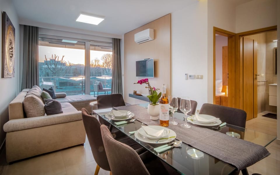 Living room, Dining area