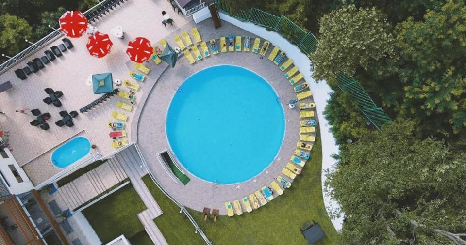 Balcony/Terrace, Swimming pool, sunbed