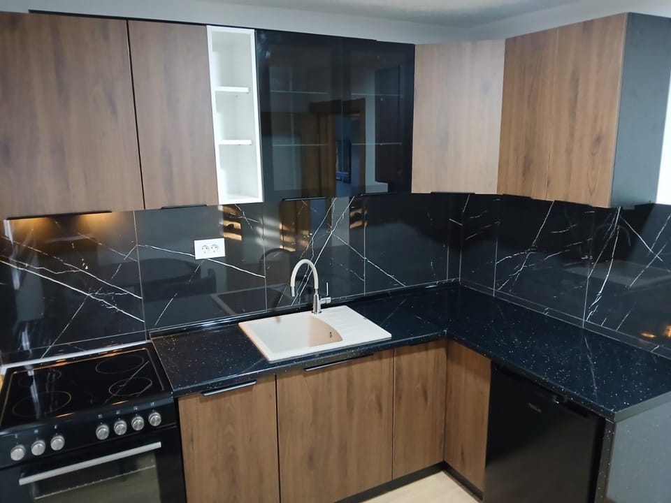 Kitchen or kitchenette, minibar, stove
