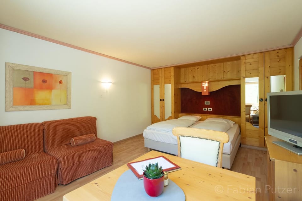 Photo of the whole room, Seating area