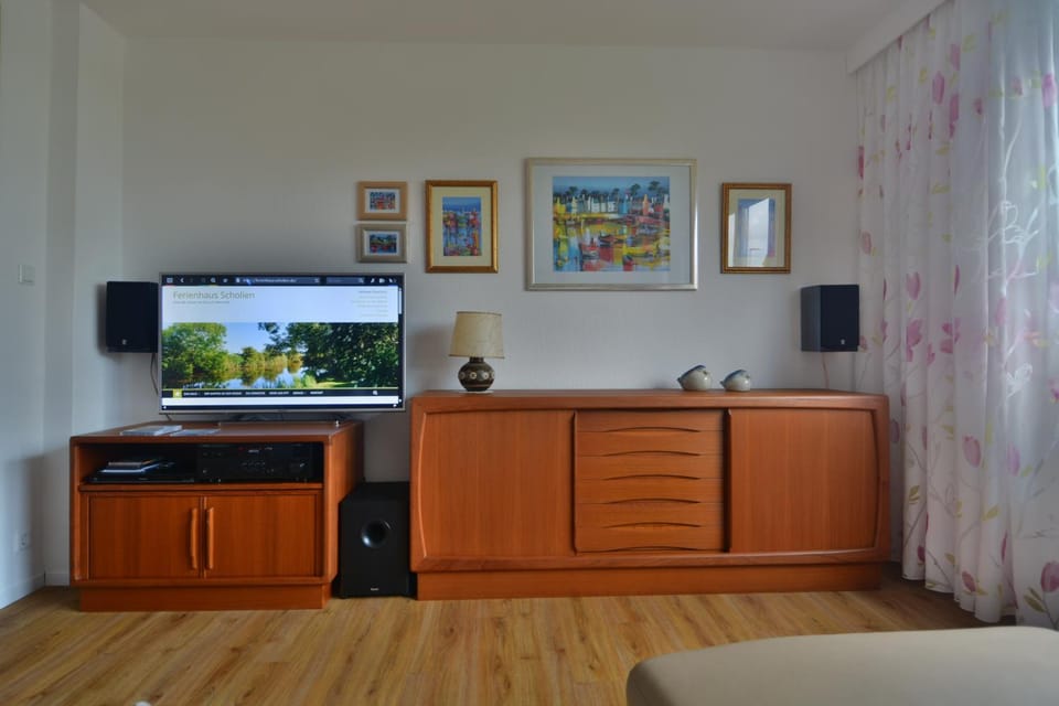 TV and multimedia, Living room, Photo of the whole room, Decorative detail, Seating area