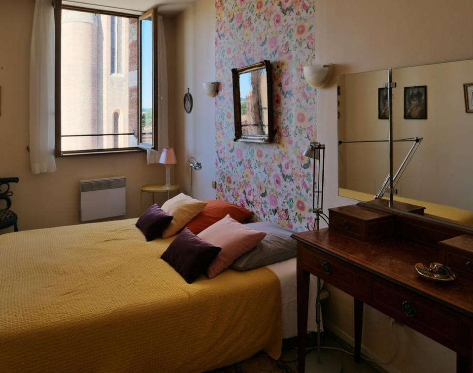 Photo of the whole room, Decorative detail
