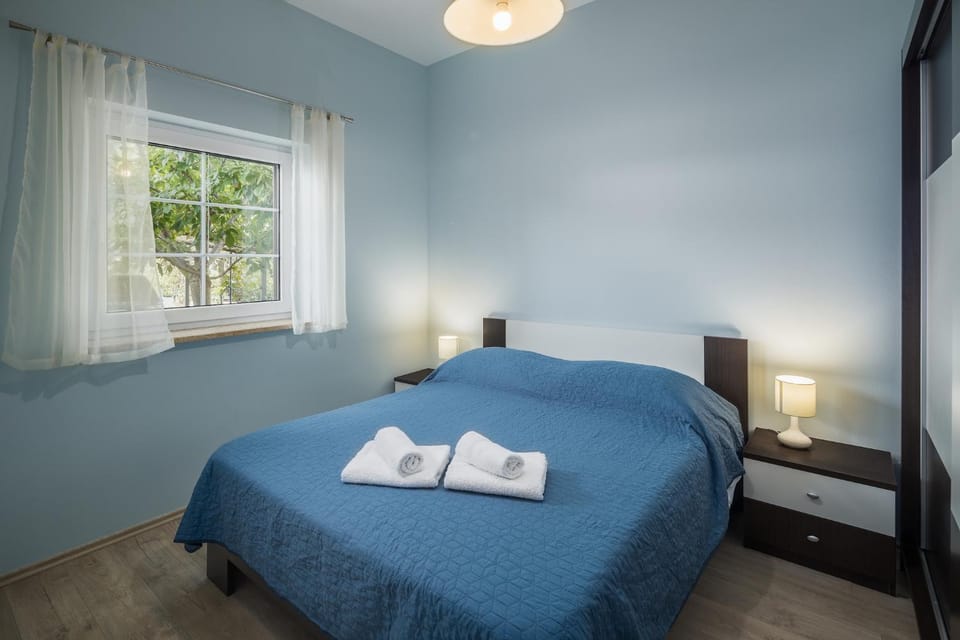 Bed, Photo of the whole room, Bedroom, towels