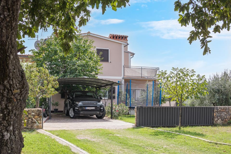 Property building, Natural landscape, Garden, Garden view, Parking