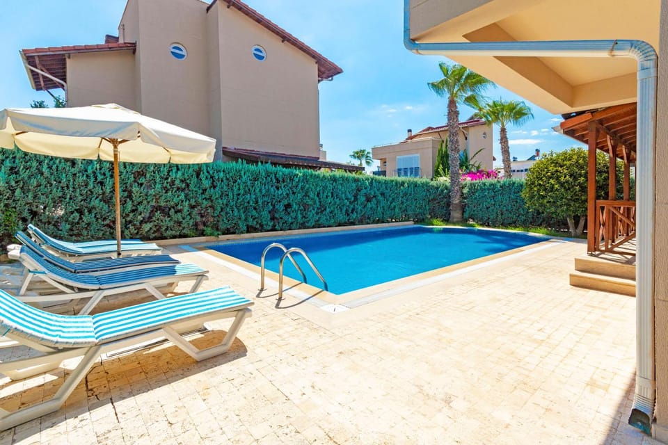 Property building, Patio, Day, Pool view, Swimming pool, sunbed