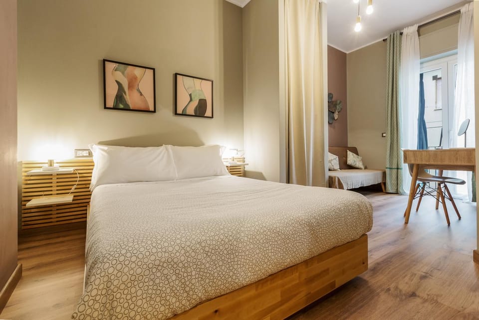 Bed, Bedroom, City view, Street view