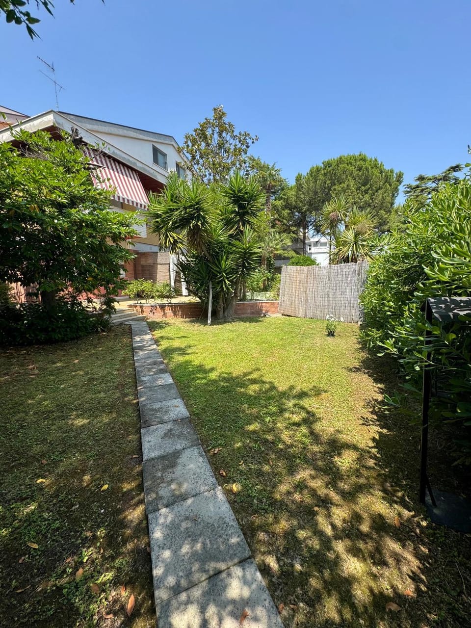 Property building, Neighbourhood, Natural landscape, Garden, Garden view