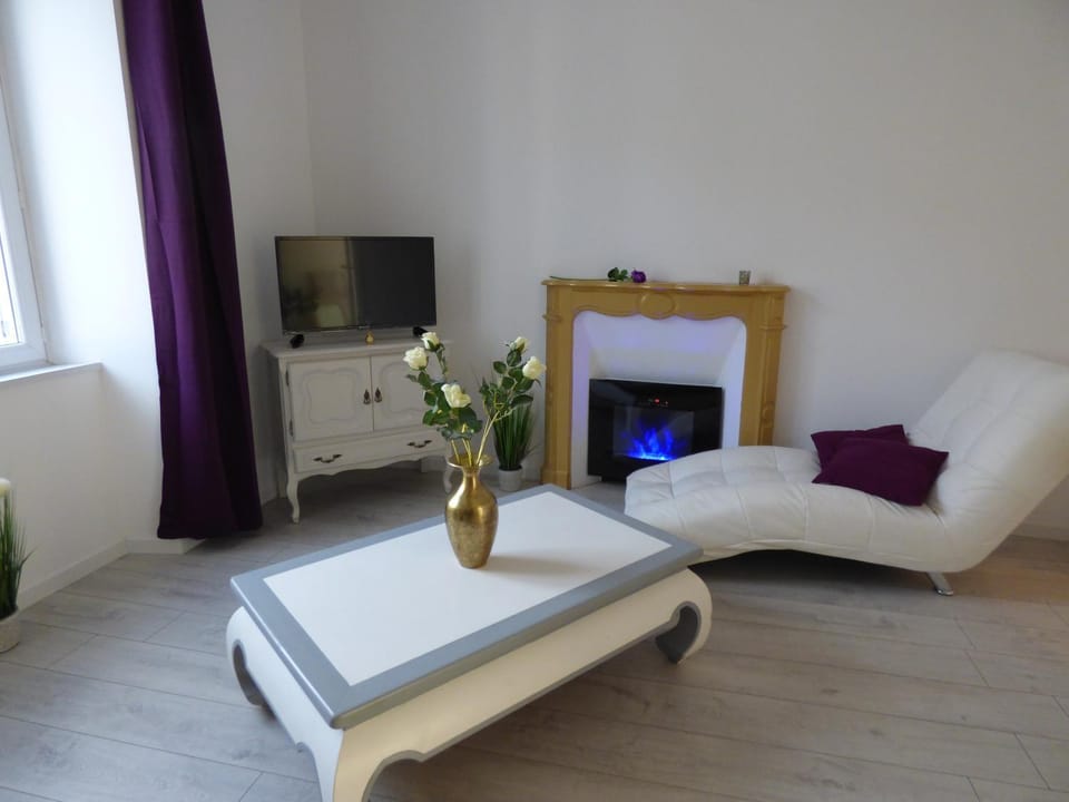 Staff, Staff, People, People, Living room, Decorative detail, Entertainment, Entertainment, Family, Family