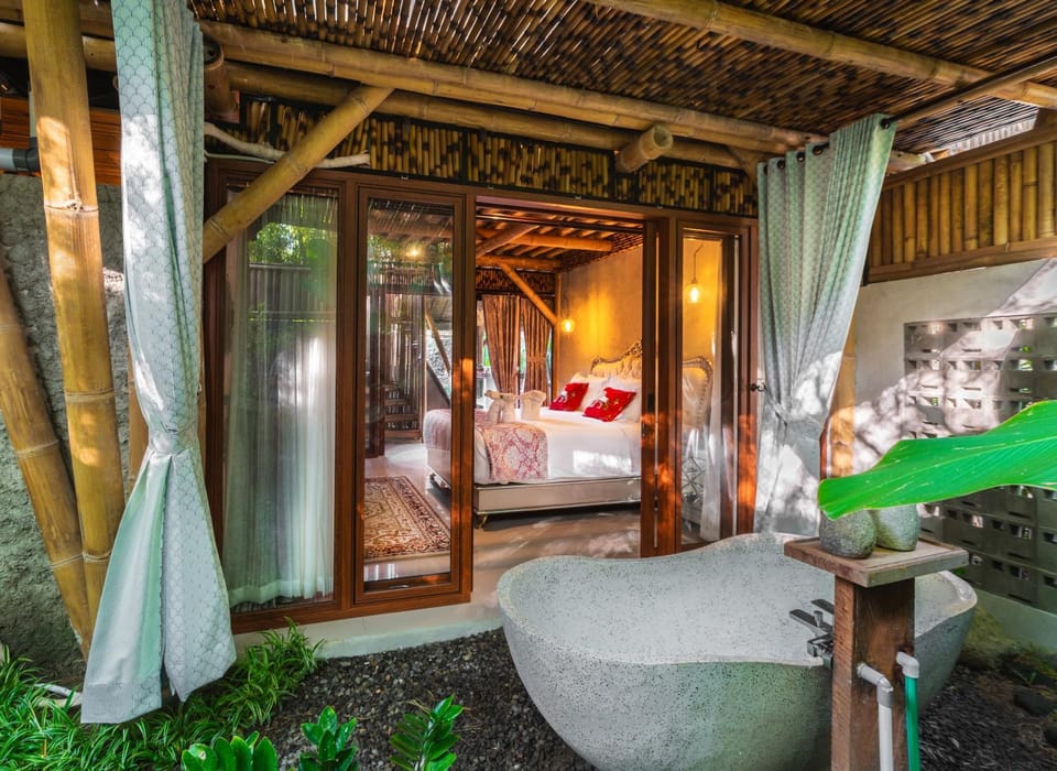 Bed, Natural landscape, Hot Tub, Photo of the whole room, Bedroom, Garden view, towels