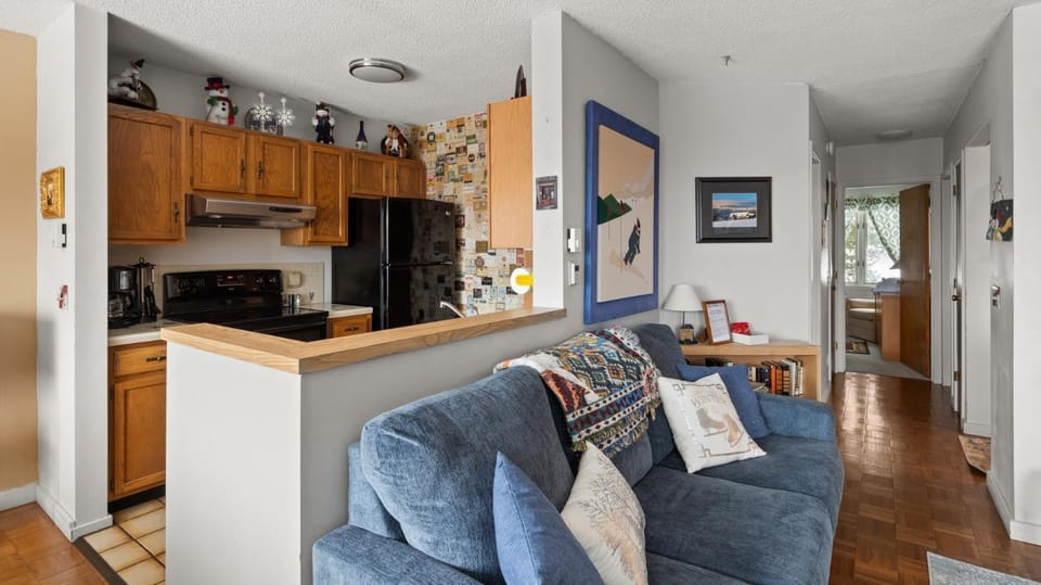 Kitchen or kitchenette, Living room