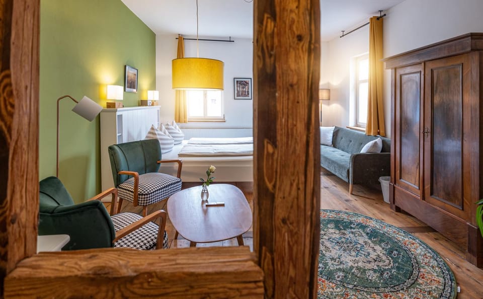 Bed, Photo of the whole room, Seating area