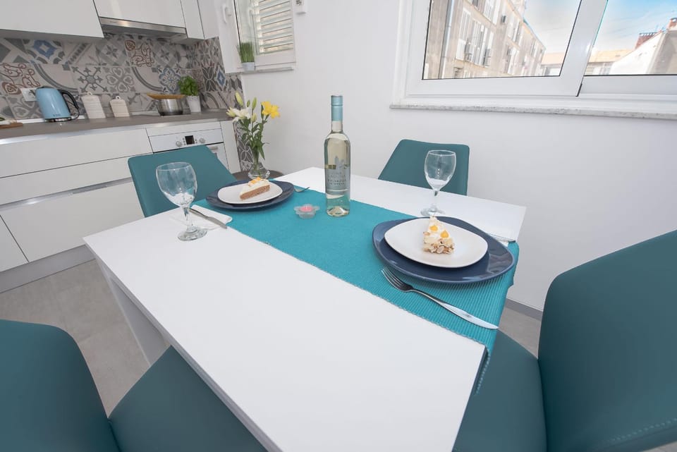 Kitchen or kitchenette, Living room, Food and drinks, Dining area