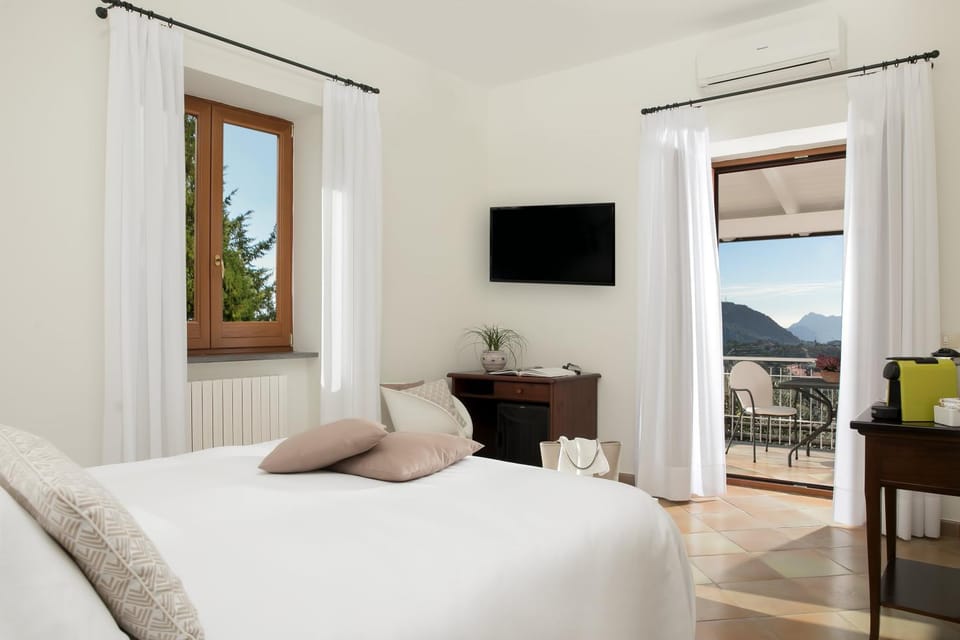 Photo of the whole room, Mountain view, Sea view