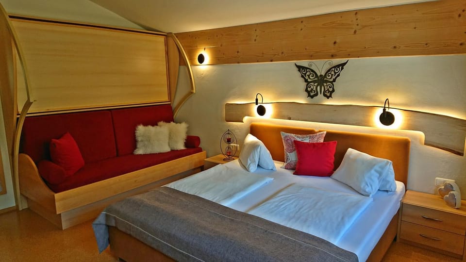 Bed, Photo of the whole room, Photo of the whole room, Decorative detail, Bedroom, Certificate/Award