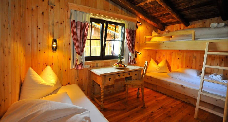 Bedroom, bunk bed