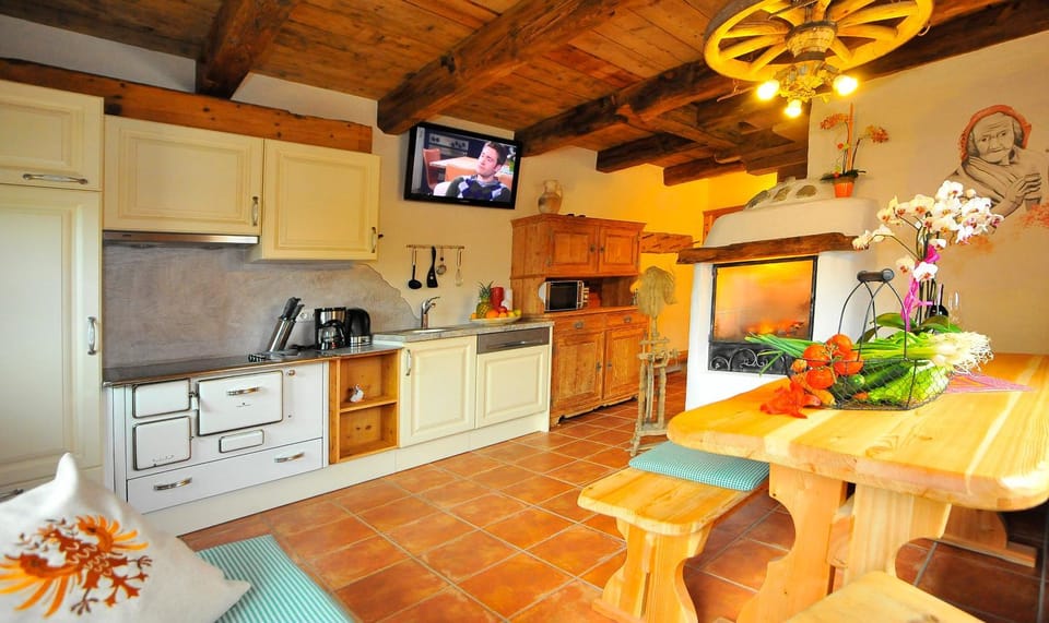 Kitchen or kitchenette, Living room, Photo of the whole room, Seating area, Dining area