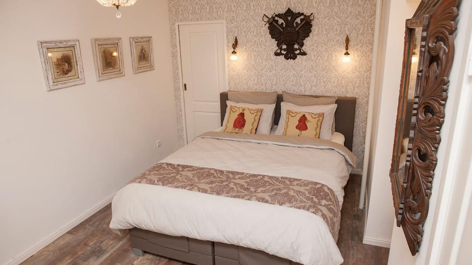 Bed, Photo of the whole room