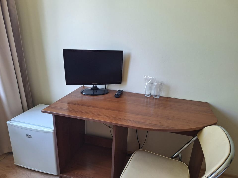 Bed, TV and multimedia, Decorative detail, Bedroom