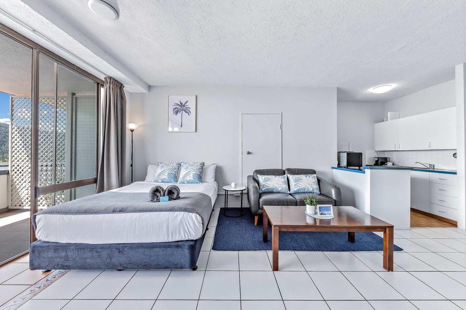Bed, Kitchen or kitchenette, Living room, Seating area, Dining area