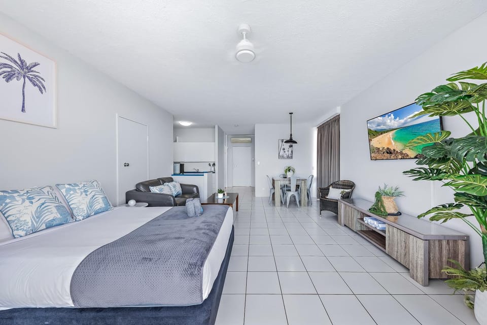 Bed, Kitchen or kitchenette, Living room, Seating area