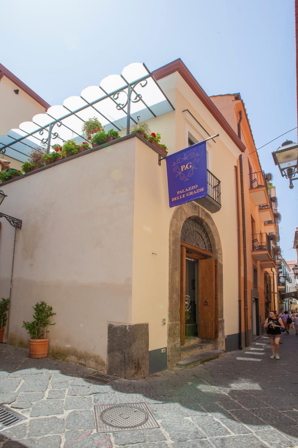 Property building, Facade/entrance, Neighbourhood, Street view, Shopping Area, Quiet street view
