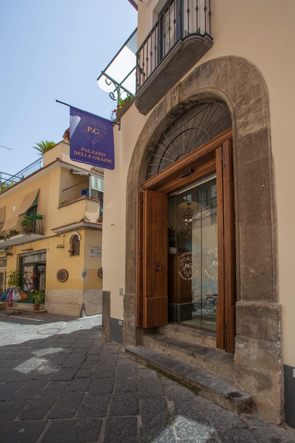 Property building, Facade/entrance, Shopping Area