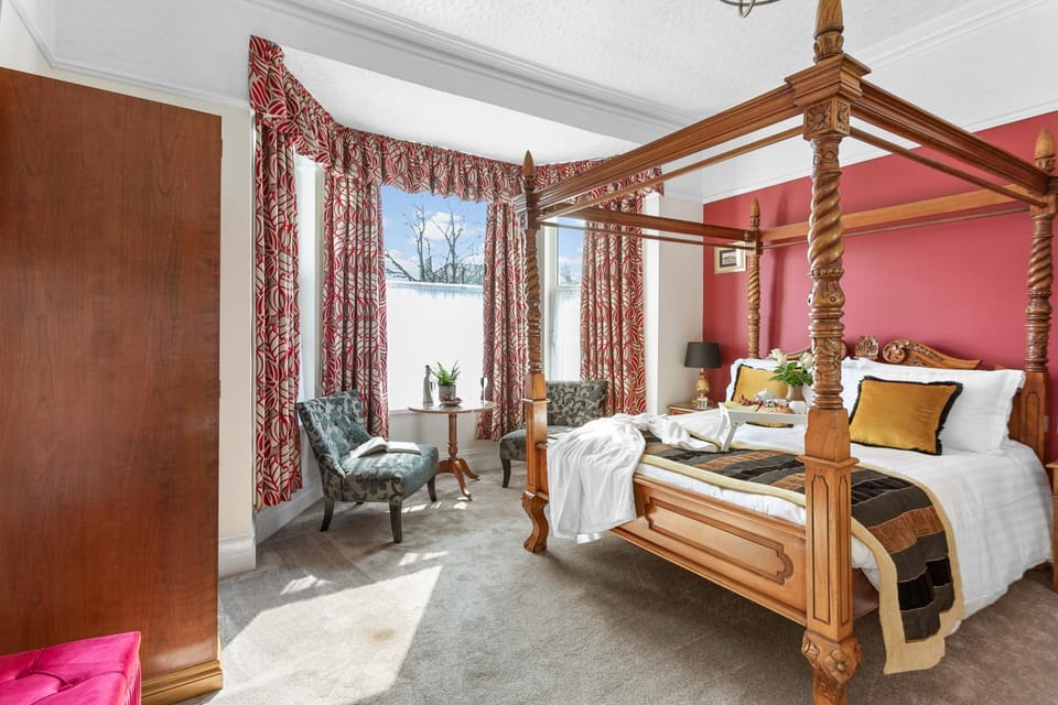 Bed, Seating area, Bedroom, wardrobe