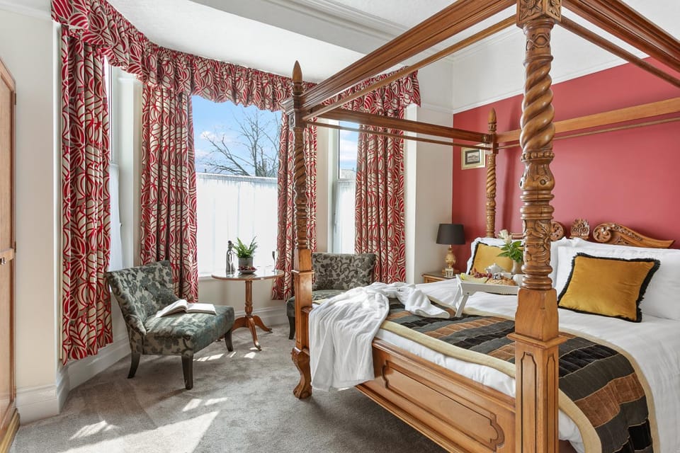 Bed, Seating area, Bedroom