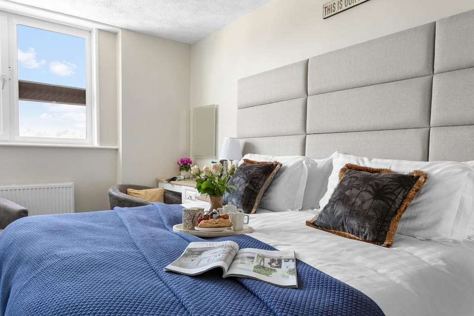 Bed, Seating area, Bedroom