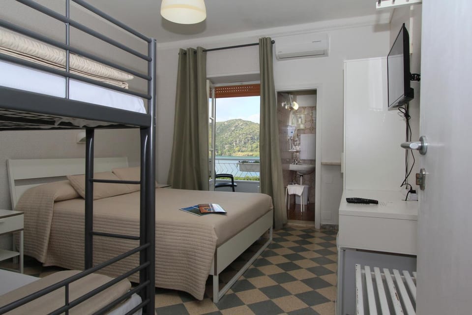 Photo of the whole room, Bedroom, Lake view, bunk bed