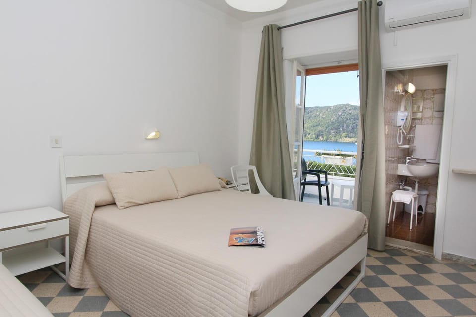 Photo of the whole room, Bedroom, Lake view