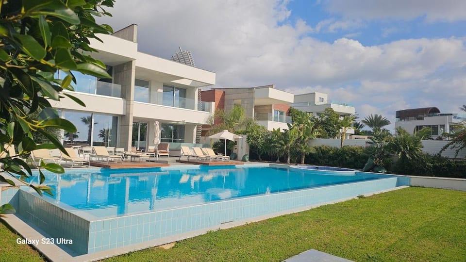 Property building, Garden, Garden view, Swimming pool, sunbed