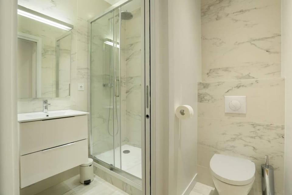 Shower, Toilet, Bathroom, towels