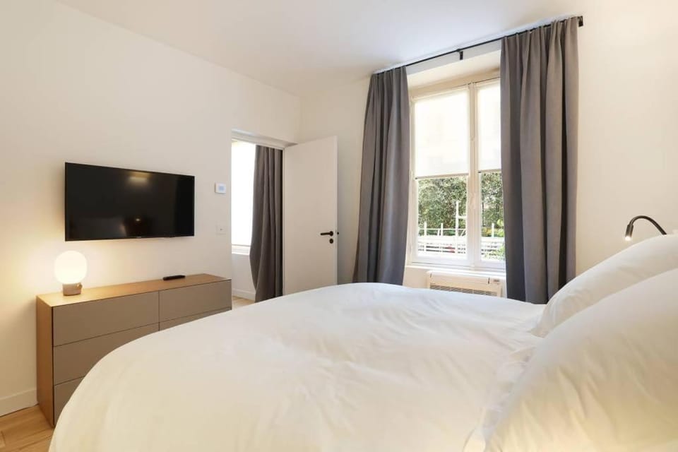 Bed, TV and multimedia, Photo of the whole room, Bedroom