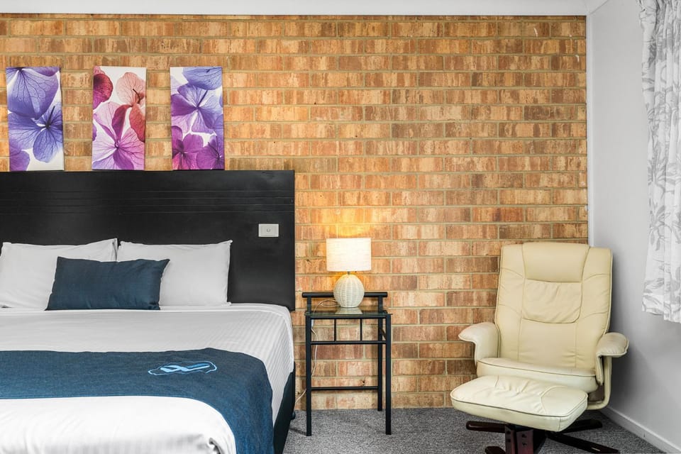 Bed, Seating area, Bedroom