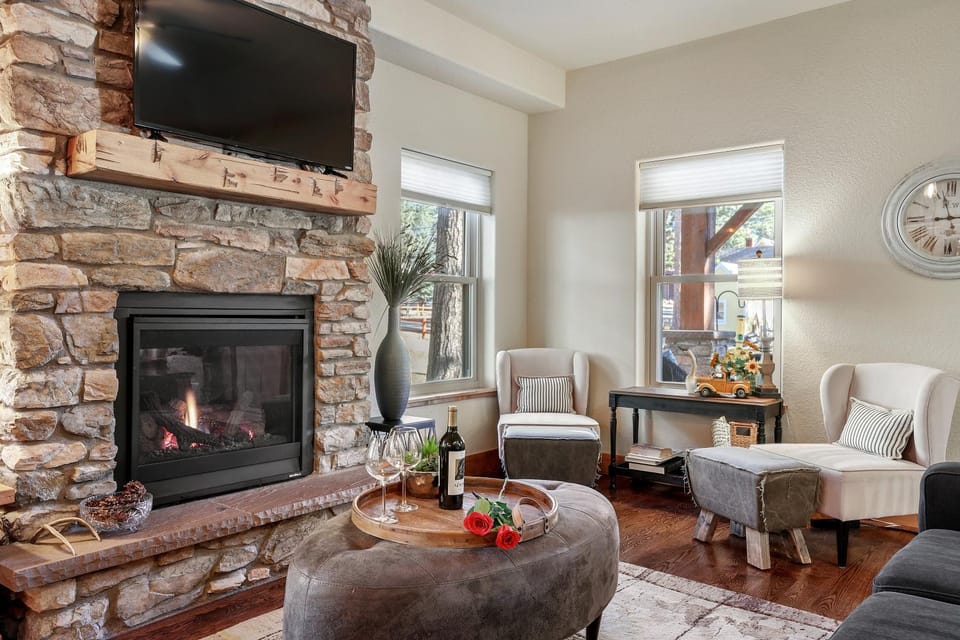 TV and multimedia, Living room, Seating area, Evening entertainment, flat iron