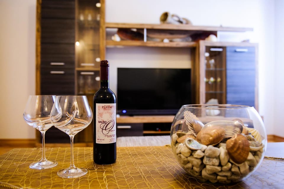 Living room, Decorative detail, Alcoholic drinks