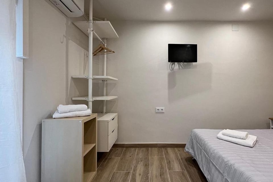 Bed, Photo of the whole room, towels, air conditioner