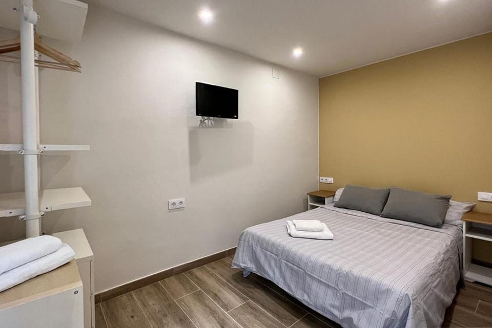 Bed, TV and multimedia, Photo of the whole room, Bedroom