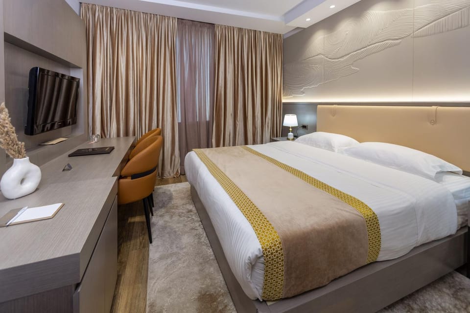 Bed, TV and multimedia, Bedroom
